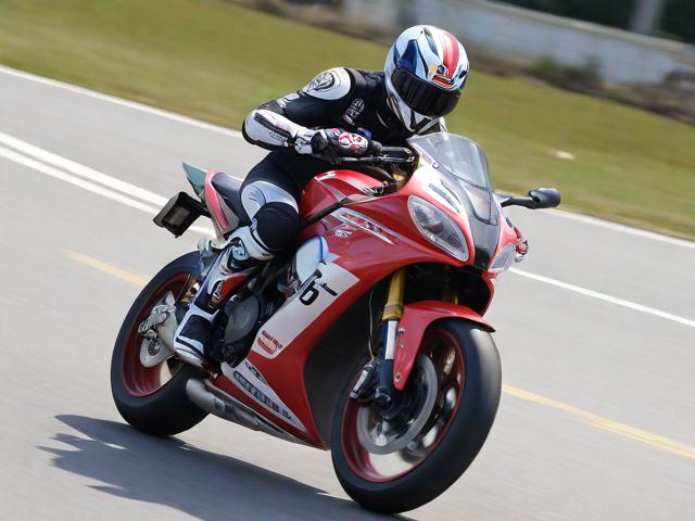 九游体育网站_ 世界盲人摩托车竞速赛,感受速度里的坚持与勇气