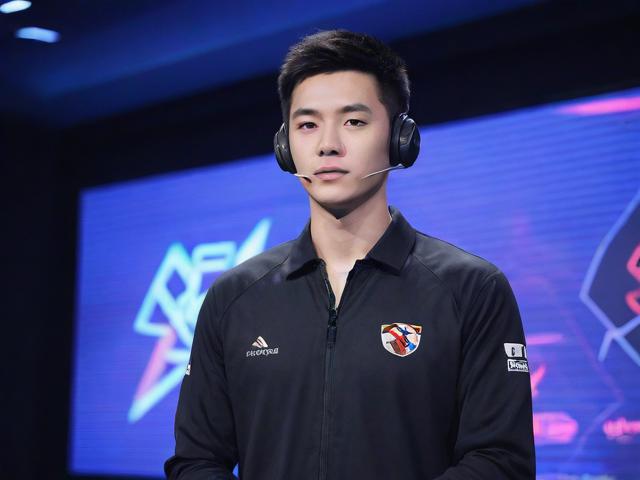 九游官网_ 电竞选手退役转型：直播、解说、创业，他们的新选择