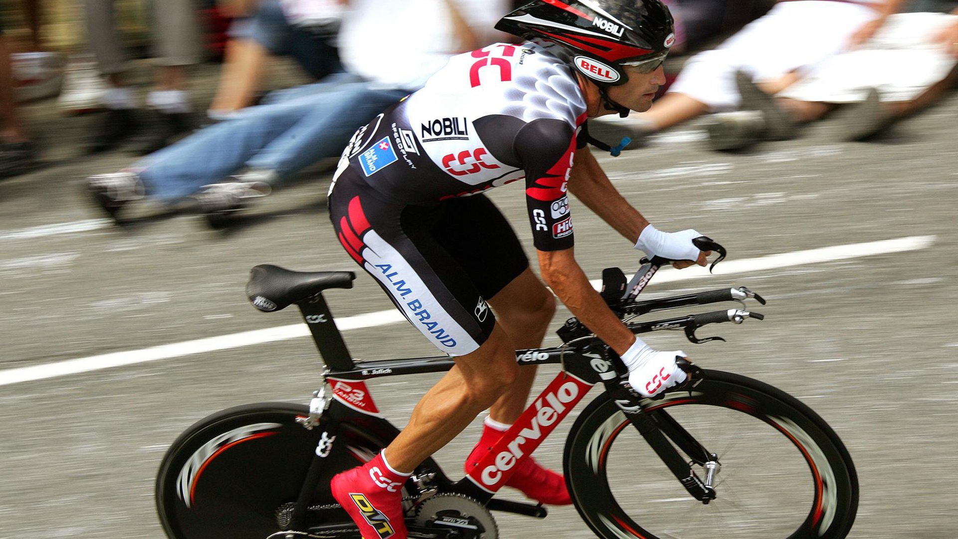 “武汉马拉松：赛道上的每一步都充满挑战”